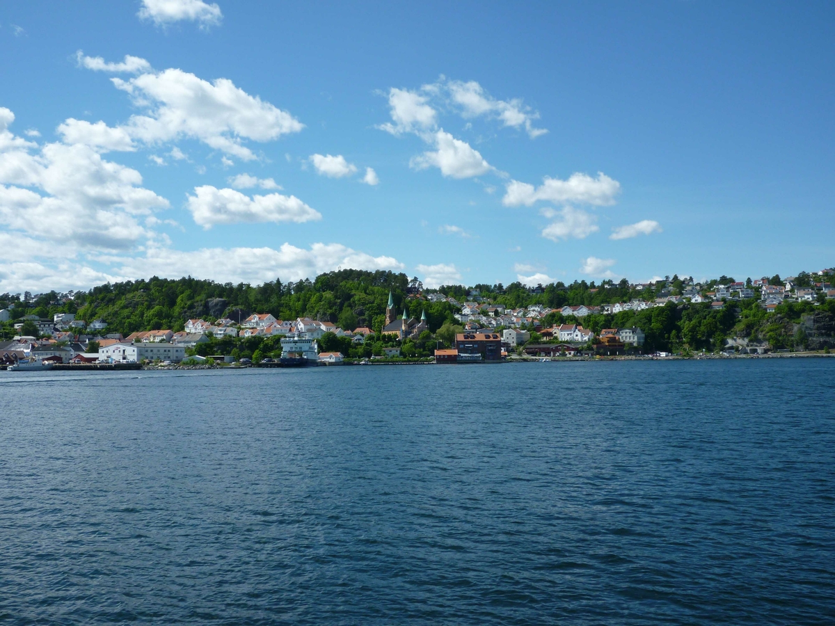 Øya med Urene, Galeiodden, Kragerø by , Stilnestangen og Valberg sett fra sjøen. 16.06.2010
