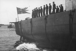 Karlskronas sjösättning 
Text på baksida: "Karlskrona" tar v