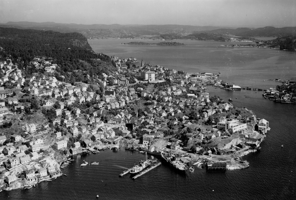 Kragerø 5/8-50. Kragerø Slipp & Mek. Verksted, Naper, bebyggelse i Havna og videre mot Bærøfjorden