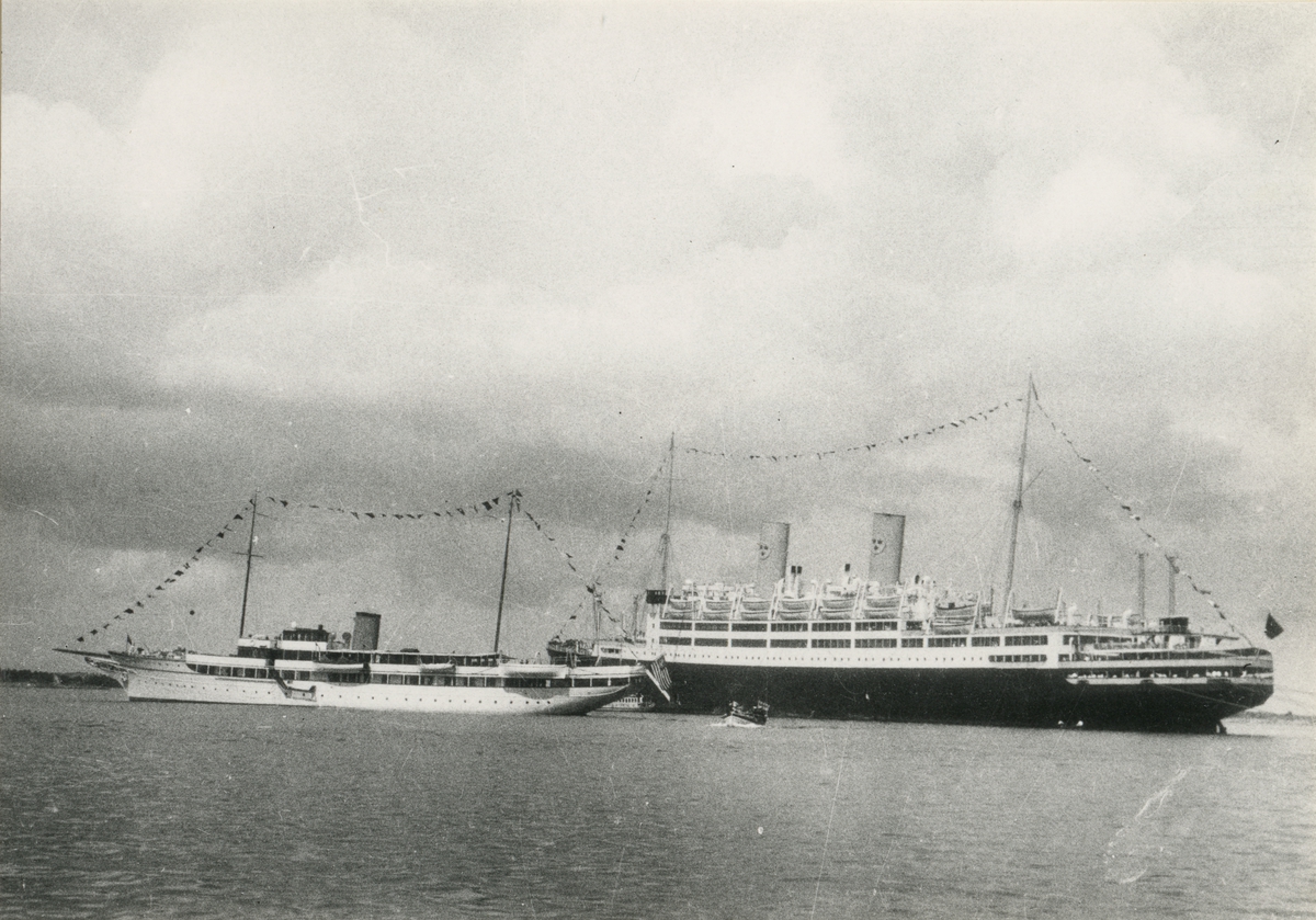 Passagerarmotorfartyget Kungsholm och HI - Esmaro vid Sandhamn år 1930