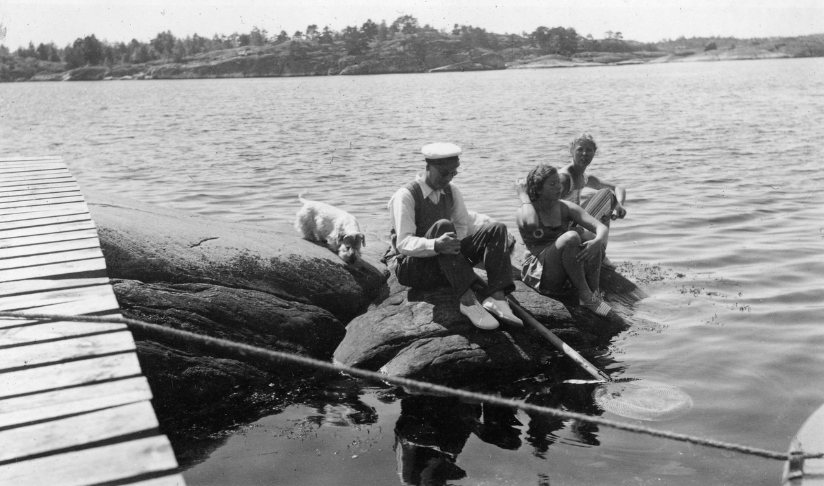 Hunden Peggy, Niels, Elisabeth (Lillebeth) og Else fanger ål og krabber med hov. 1937.