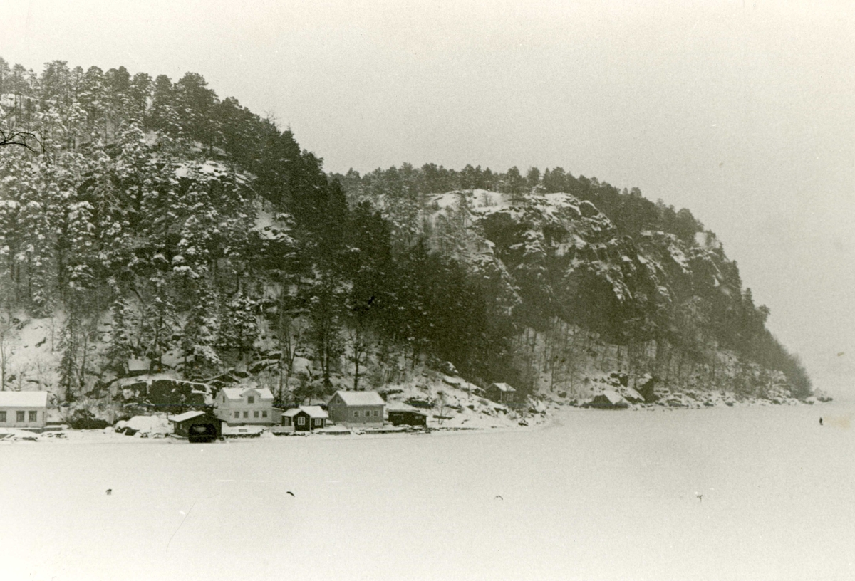 Vinter på Malmhella, Valberg, Kragerø. Merker på isen viser hvor ferga brytter opp isen så båter kan komme inn til bruddet.