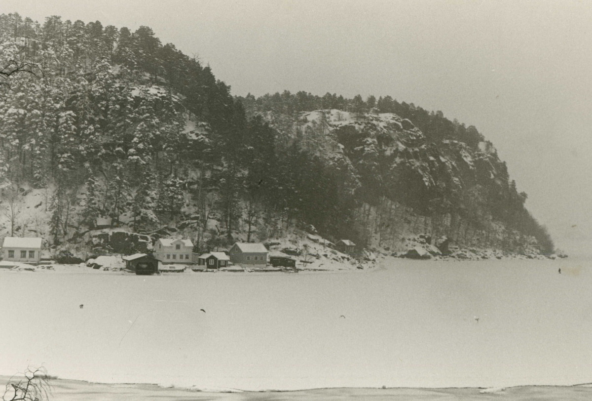 Vinter på Malmhella, Valberg, Kragerø. Merker på isen viser hvor ferga brytter opp isen så båter kan komme inn til bruddet.