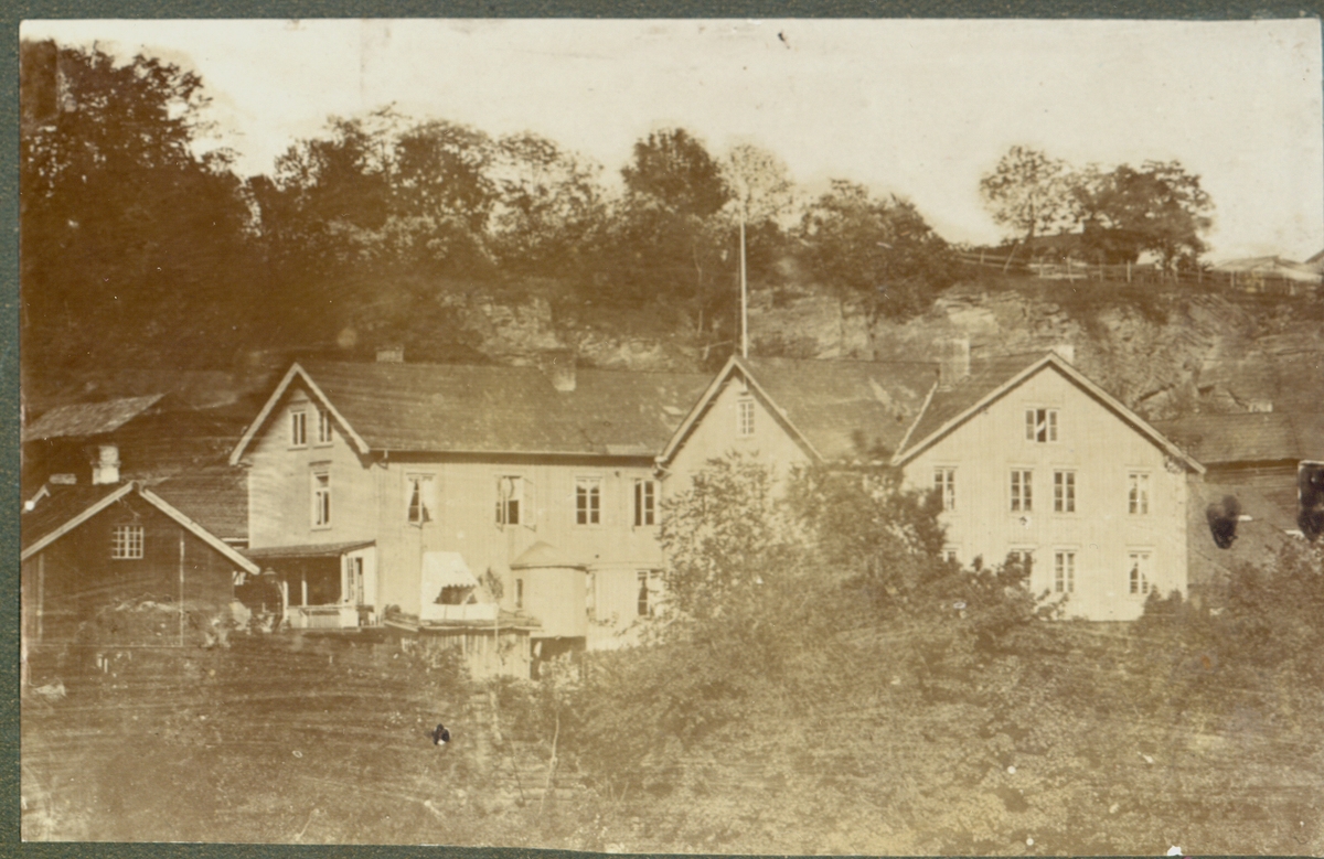 Serie bilder fra gamle Skien før 1886.
