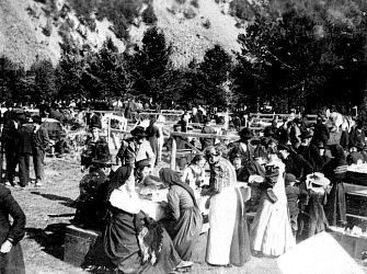 En samling bilder fra Telemark o. a. st. Bl. a. Seljord dyrsku, telemarksbåtene, mennesker, turistliv, Gråtenmoen ekserserplass, Dyrsku Dalen 1906 m. v.