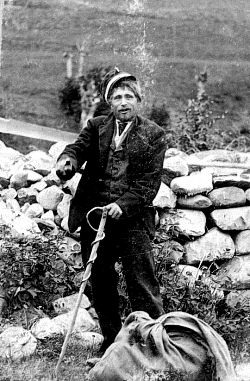 En samling bilder fra Telemark o. a. st. Bl. a. Seljord dyrsku, telemarksbåtene, mennesker, turistliv, Gråtenmoen ekserserplass, Dyrsku Dalen 1906 m. v.