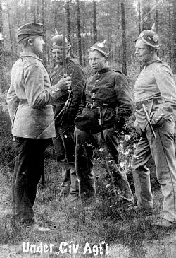 En samling bilder fra Telemark o. a. st. Bl. a. Seljord dyrsku, telemarksbåtene, mennesker, turistliv, Gråtenmoen ekserserplass, Dyrsku Dalen 1906 m. v.