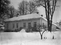 Hovedbygningen på Menstad gård. Jordkjelleren på Menstad. In