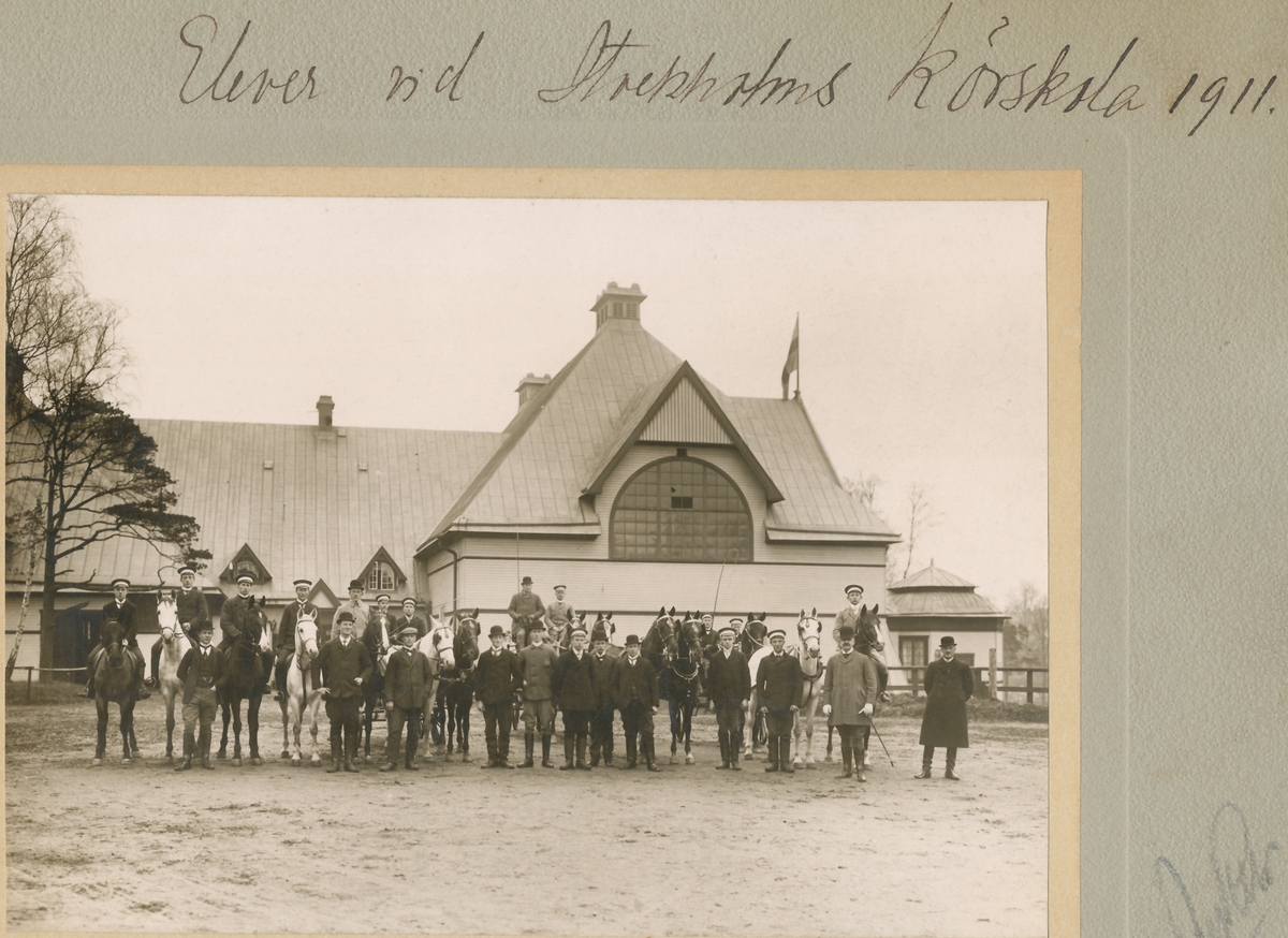 Vognmann Jacob Riis, ridende barn, vognmenn i Skien, Titti og Benedicte Cappelen, elever ved Stockholms kørskola 1913