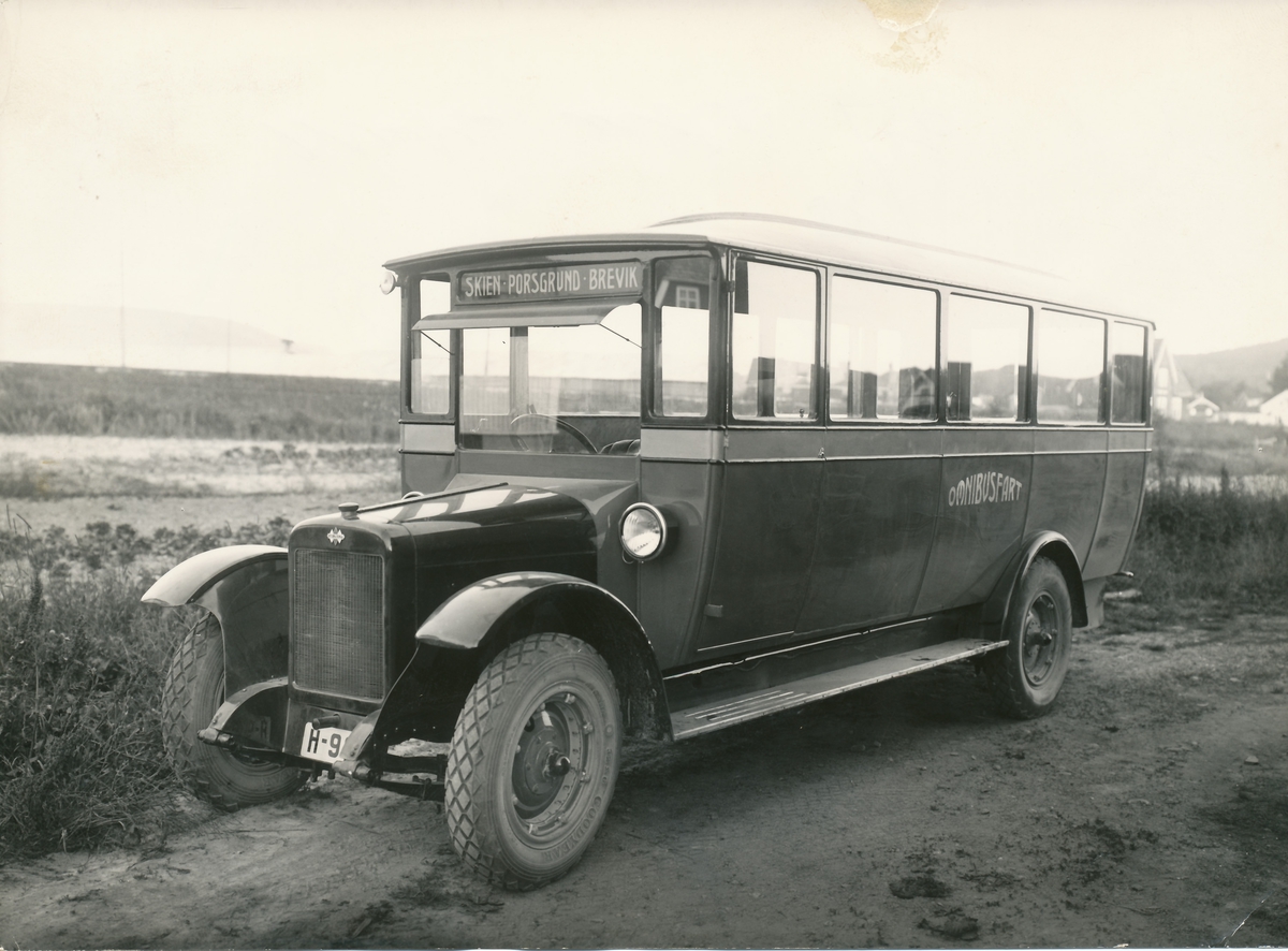 Bilruten Skien-Porsgrunn, en av Enger & Skifjelds rutebiler, buss fra Omnibussfart, buss fra A/S Busstrafikk. H-1239 er en Denby med karosseri fra Wattenberg i Skien.