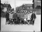 Grupp av småskolebarn vid Kärna skola med sin lärarinna, fröken Henny Norrie.