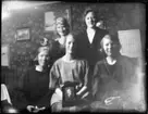 Grupp hemma på Bojans 20-årsdag: Elsa J., Lilly E., Ingeborg S. och Svea S. samt Bojan. 28 april 1924.