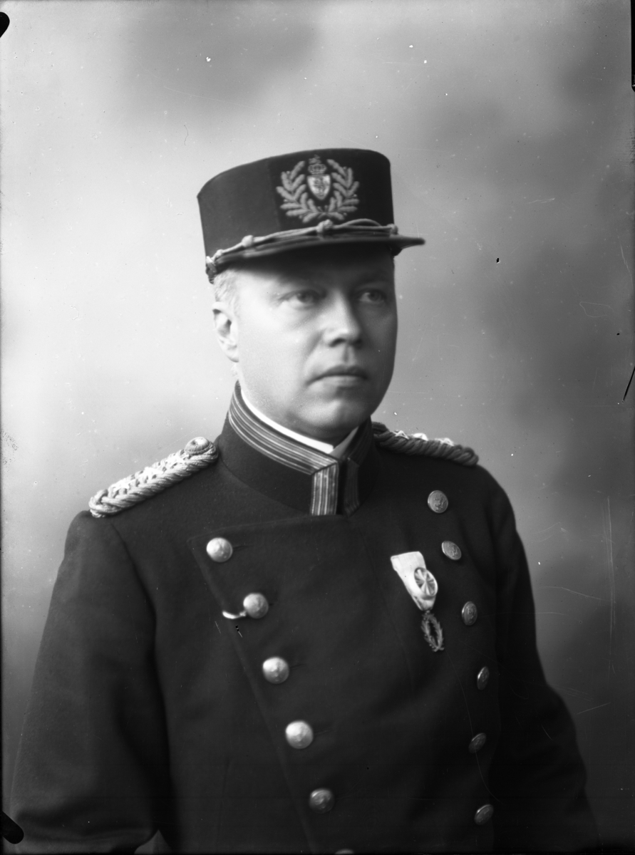 Portrett av en politimann i uniform, ca. 1911 - 1935 (Kilde: Even Haga, Norske politi-og lennsmannsuniformer, s. 37. Nb.no)