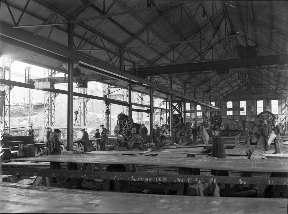 Industrilokale med arbeidere fotografert. Skiens verksteder på Klosterøya. se Slik var Skien.