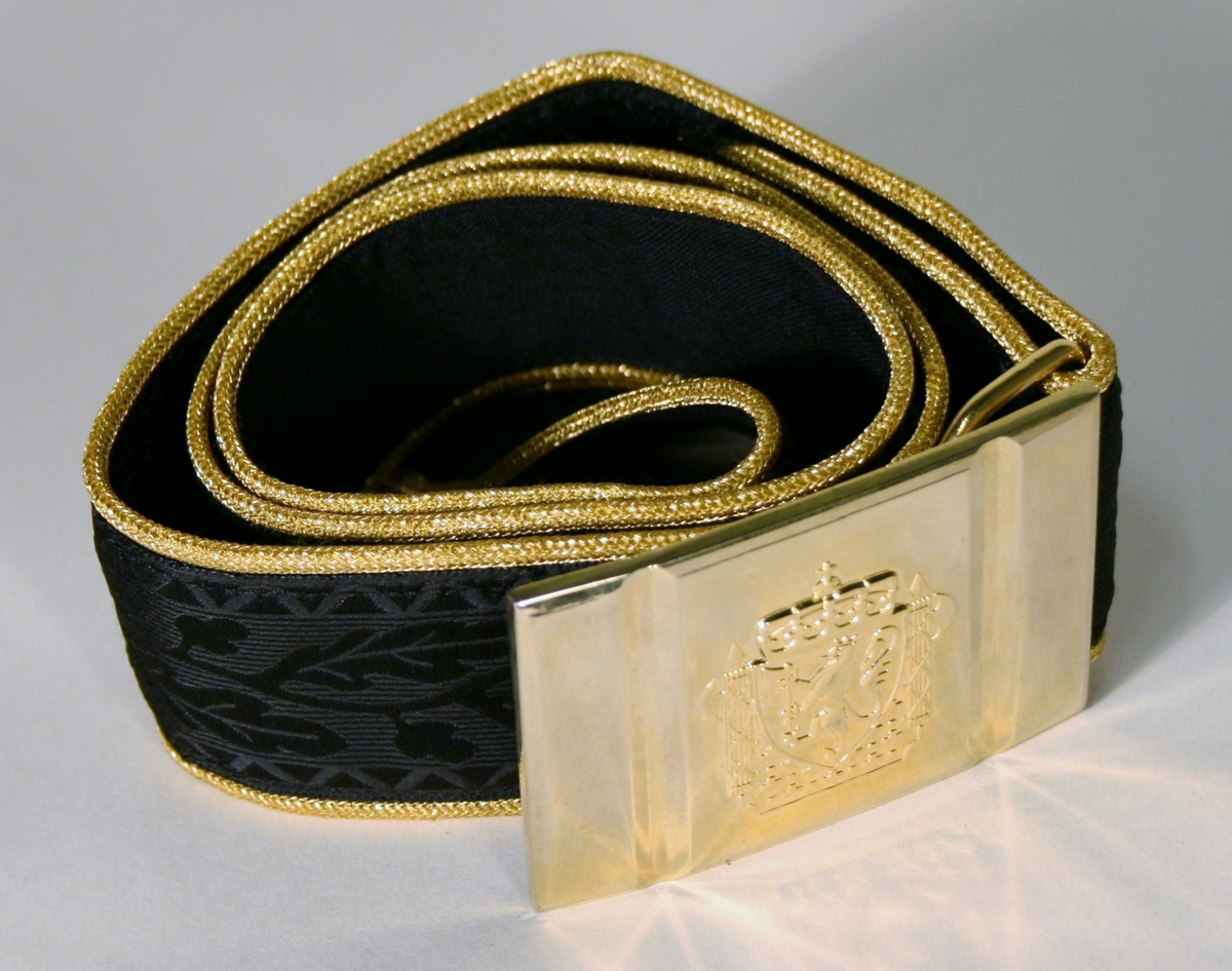 Foret, sort jakke med gullbrodert eikeløv med nøtter på krave og på ermer. 14 gullforgylte knapper i front, to på hvert erme og seks ved splitten bak. Gullkant langs hele fronten, på kraven på ermene og ved splitten. Epåletter i flettet gull med fire stjerner og eikeløv (politidirektør). Hvit løssnipp festet med borrelås.

Langt, sort skjørt med gullrender i sidene og glidlås bak.

Sort politilue med luemerke i gull og rødt og eikeløvsbroderier i sort og gull. To forgylte knapper holder luesnoren på plass.

Sort stoffbelte med gullkant innvevd mønster (eikeblad og sikksakkbord) Rektangulær beltespenne i gullforgylt metall med riksvåpen. Beltets lengde kan reguleres med borrelås på innsiden, og er nå 90 cm langt medregnet spennen.

Det hører til hvite hansker, men disse mangler.