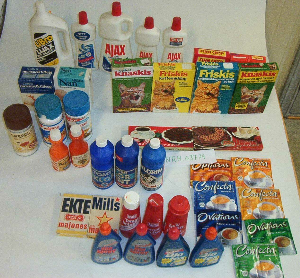 2 flasker Biotex spray fra Tomten
2 flasker Biospray fra Johnson
1 eske majones fra Mills
1 eske majones fra Den-ja
2 flasker ketchup fra Mills
1 flasker ketchup fra Idun
1 flaske klorin fra Lilleborg
2 flasker klorin fra Tomten
1 flaske balsamshampoo fra Midelfart
1 flaske balsamshampoo fra Gillette
1 boks morsmelktillegg fra Nestlé
1 boks morsmelktillegg fra Collett
1 ekske sjokolade fra Freia
1 ekske sjokolade fra Fazer
1 glass søtningsmiddel Tomten
1 glass søtningsmiddel Bayer Kjemi Lysaker
1 glass søtningsmiddel Erik Haugen 
1 este fullkornbrød fra Wasa
1 este fullkornbrød fra Vestfold Flatbrødfabrikk
4 pakker kalorifattig sjokopulver fra Grete Roede
3 pakker kalorifattig sjokopulver fra Confecta
2 bokser kattemat Fristis fra Riber & Sønn Bergen
2 bokser kattemat Knaskis fra Master Foods
3 flasker Ajax fra Colgate Palmolive
1 flaske rengjøringsmiddel fra Tomten
1 flaske Lijax fra TD Buvika
