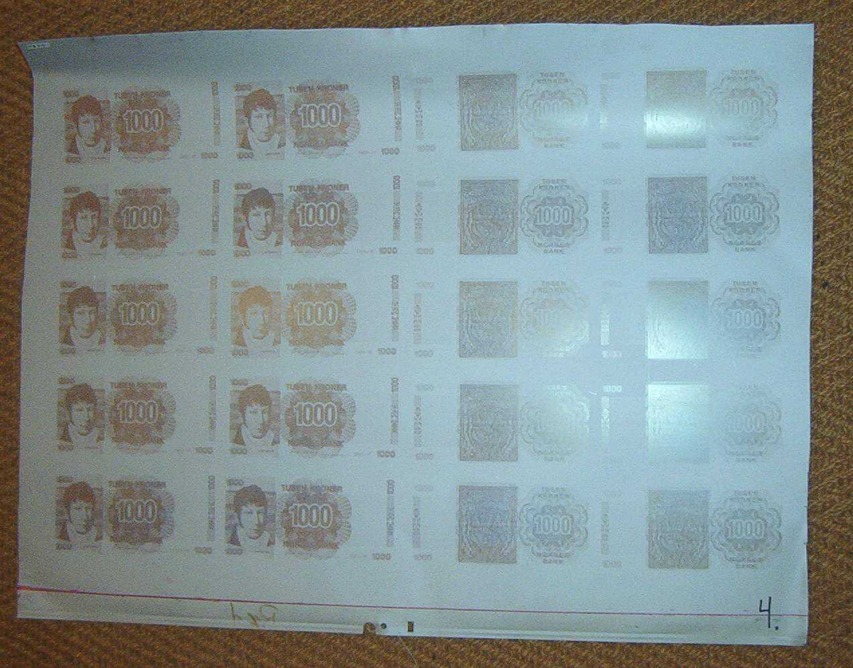 1 stk trykkplate m/1000 kronesedler
1 stk kopi av vannmeke m/motiv av Falsen
10 stk falske 1000 kroner sedler
10 stk prøvetrykk til 1000 kroner sedler