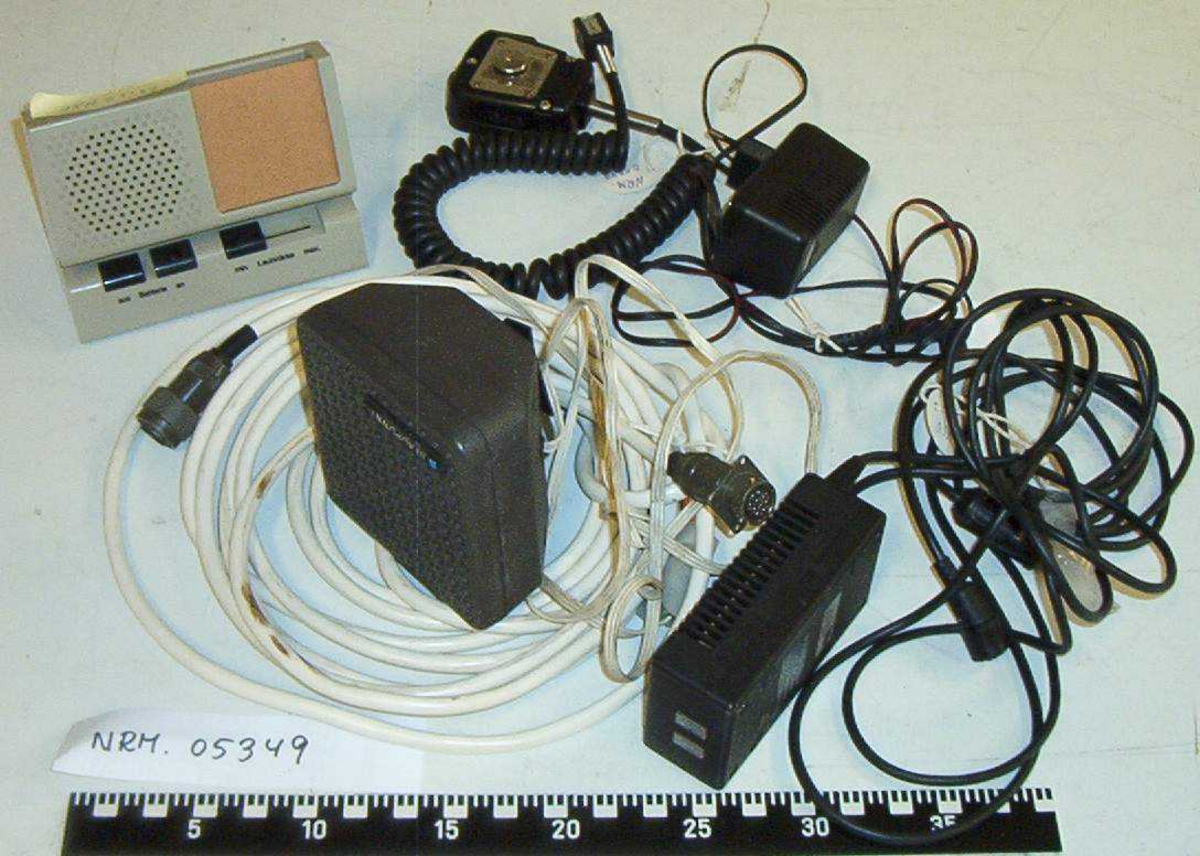 Innhold:
1 - Mikrofon SRA General Electric Co. ., USA
1 - Charger CU6008
1 - Charger Simonses type FW1399
1 - Høytaler Blaupunkt 1S Watt
1 - Telefonforsterker