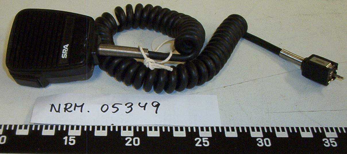 Innhold:
1 - Mikrofon SRA General Electric Co. ., USA
1 - Charger CU6008
1 - Charger Simonses type FW1399
1 - Høytaler Blaupunkt 1S Watt
1 - Telefonforsterker