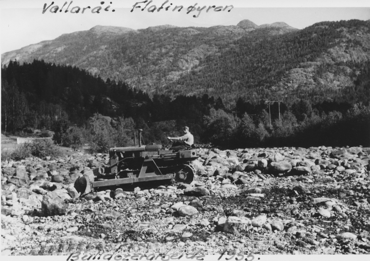 Vallaråi, Flatinøyren 1955. Opprensking med bulldozer.