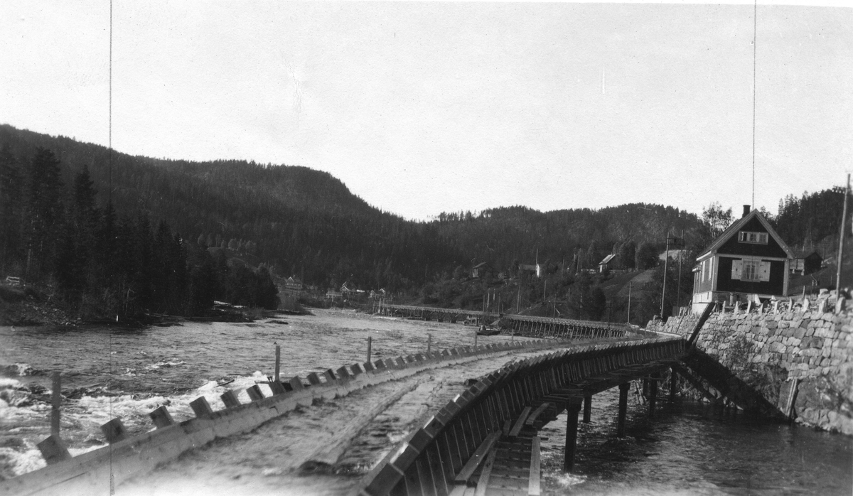 Lienfossrenna, Notodden, hus i bakgrunnen