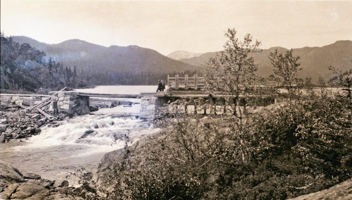 Dam, foss, fjell i bakgrunnen
Den gamle Bonsvatn-dammen i Tuddal (Bondal)