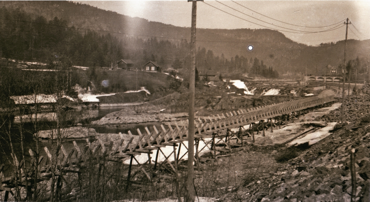 Husene på Sagafoss (på andre siden av elva). Fotografen står ved den kanalen som Holta fikk bygget i 1911. Til høyre i bildet ser man inngangen til Holta-kanalen på Notodden. Lienfoss er en kilometer lengere opp i elva.