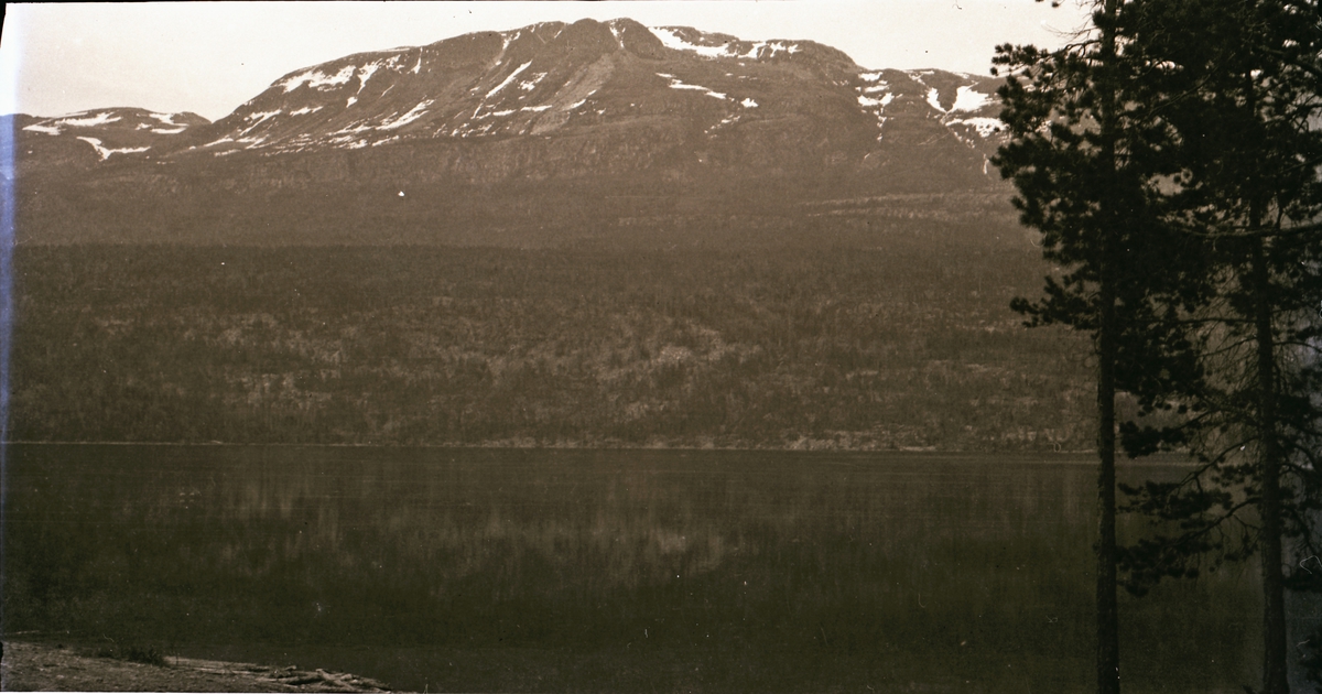 Høyt fjell, vann i forgrunnen.
Sandvatn i Hovin - Tinn med Blefjell i bakgrunn

Sandvatn i Hovin, Blefjell i bakgrunnen.