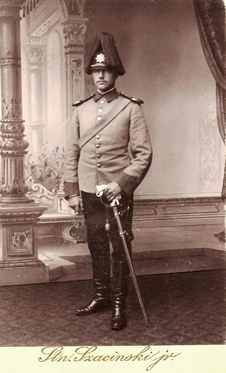 Foto av Cato Aall (1871 - 1957) iført uniform m/ duskhjelm og sabel