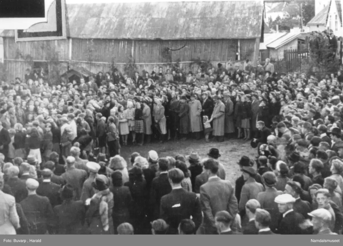 Namsos. Farvel-fest i russerleiren. En del av folkemengden som var møtt opp.