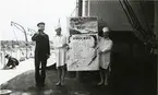 Besättningsmän med affisch till vårkabaret på pansarskeppet Sverige 1937.