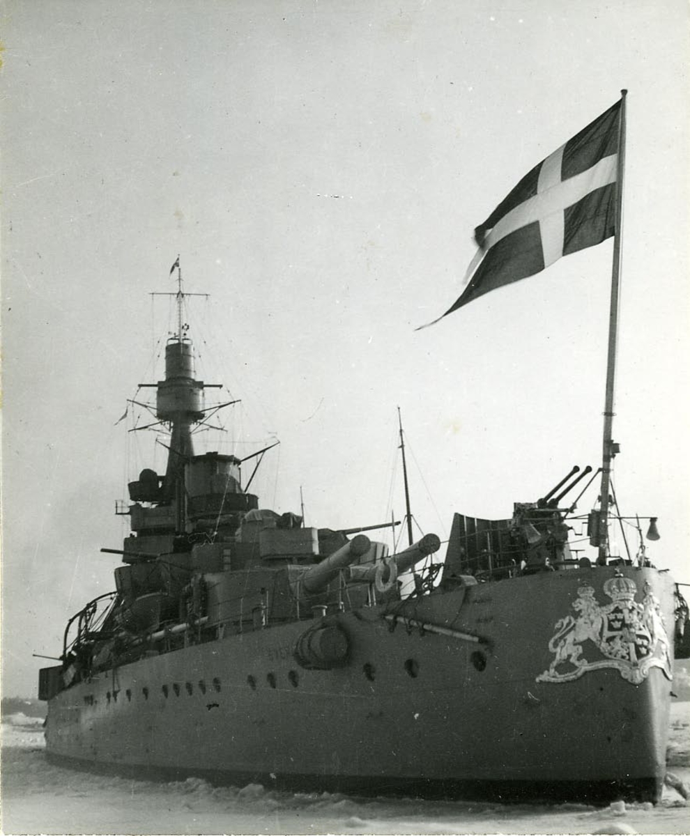 SVERIGE som kustflottans flaggskepp. I isen vid Hårsfjärden 1942.