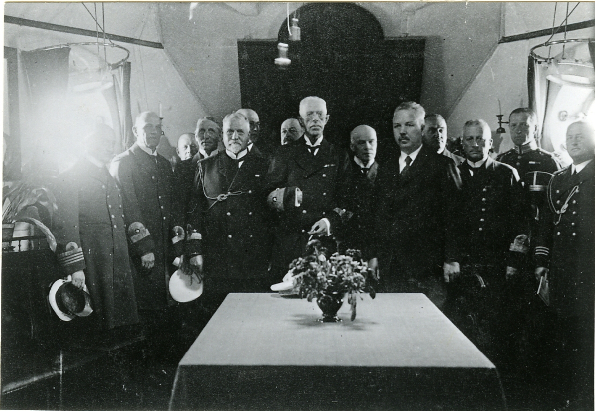 Högsta ledningen för Marinens stora krigsövning 1928 med H.M. Konung Gustaf V i pansarskeppet Sveriges kajuta.