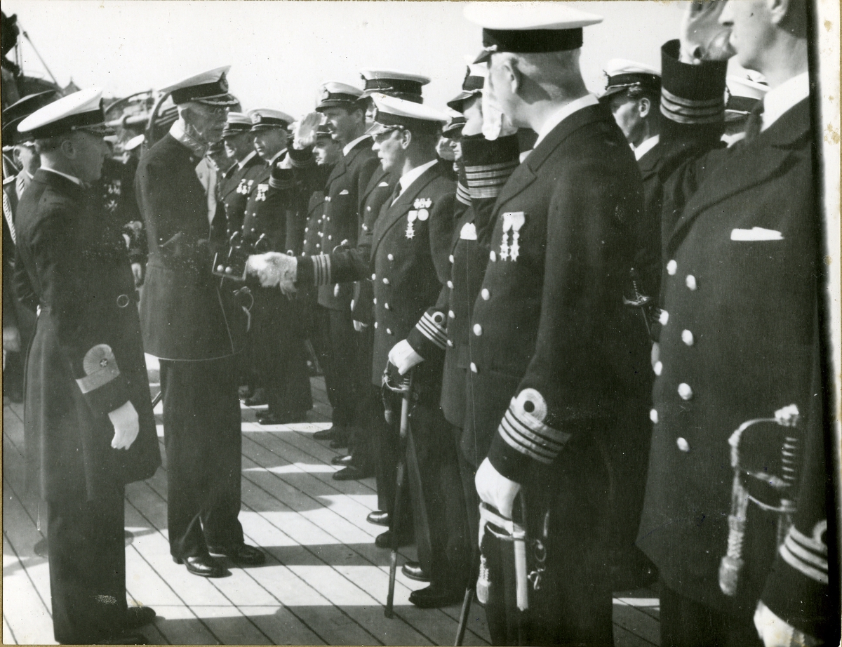 H.M Konungen (Gustav V) ombord på psk Sverige.
