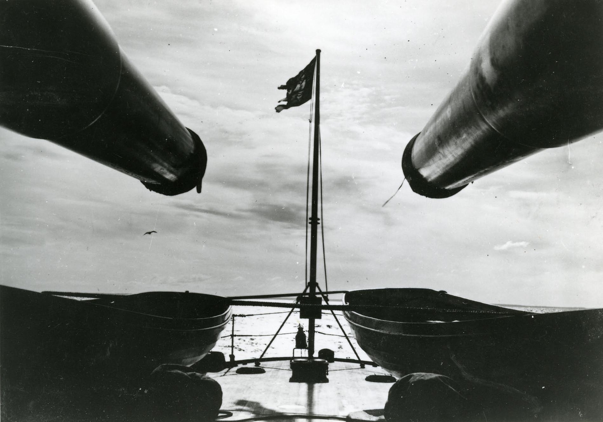 Pansarskeppet Sverige. Aktra 28 cm. kanonerna.