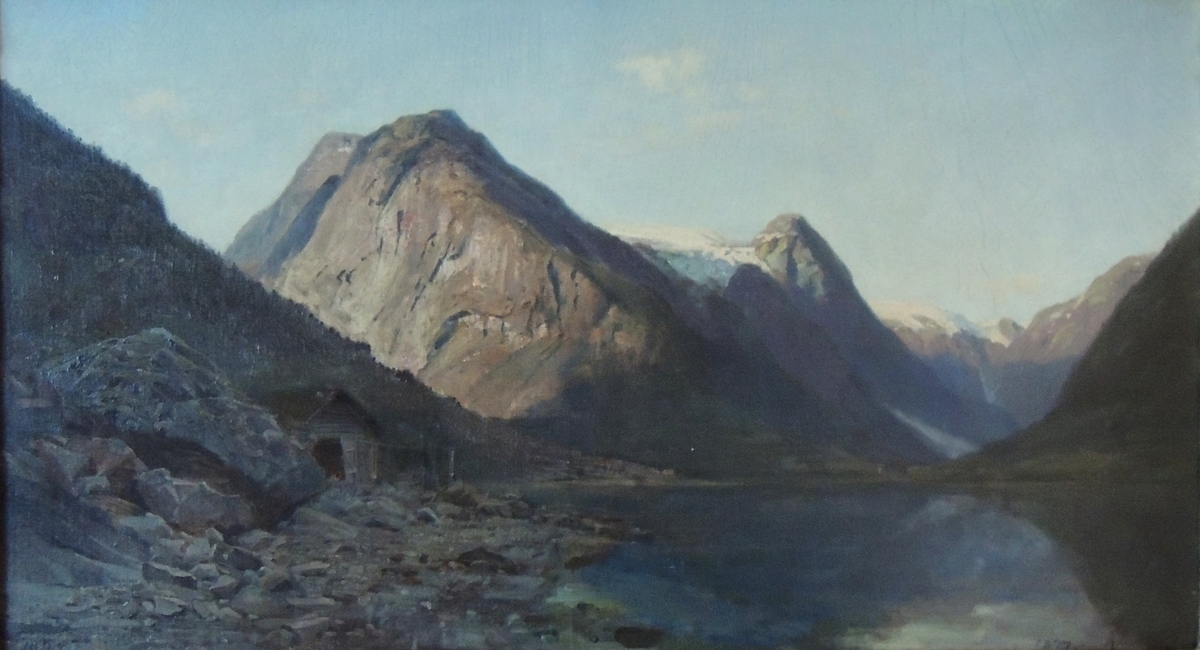 Fjell, vann og hytte.