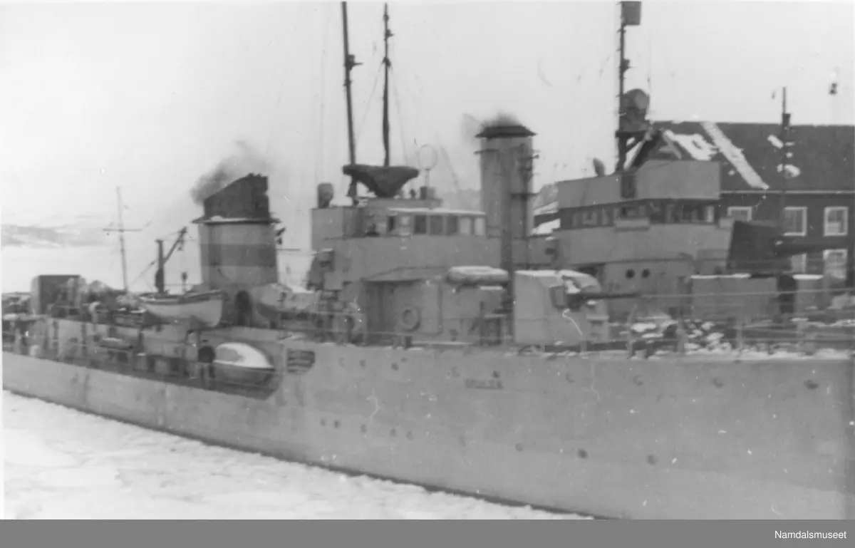 1940-1945. Namsos kai. Krigsskip. F
Torpedojager Gyller heiste kommando første gang 1. juli 1939.
Fotografiet er derfor tatt vinteren 1939-40.
