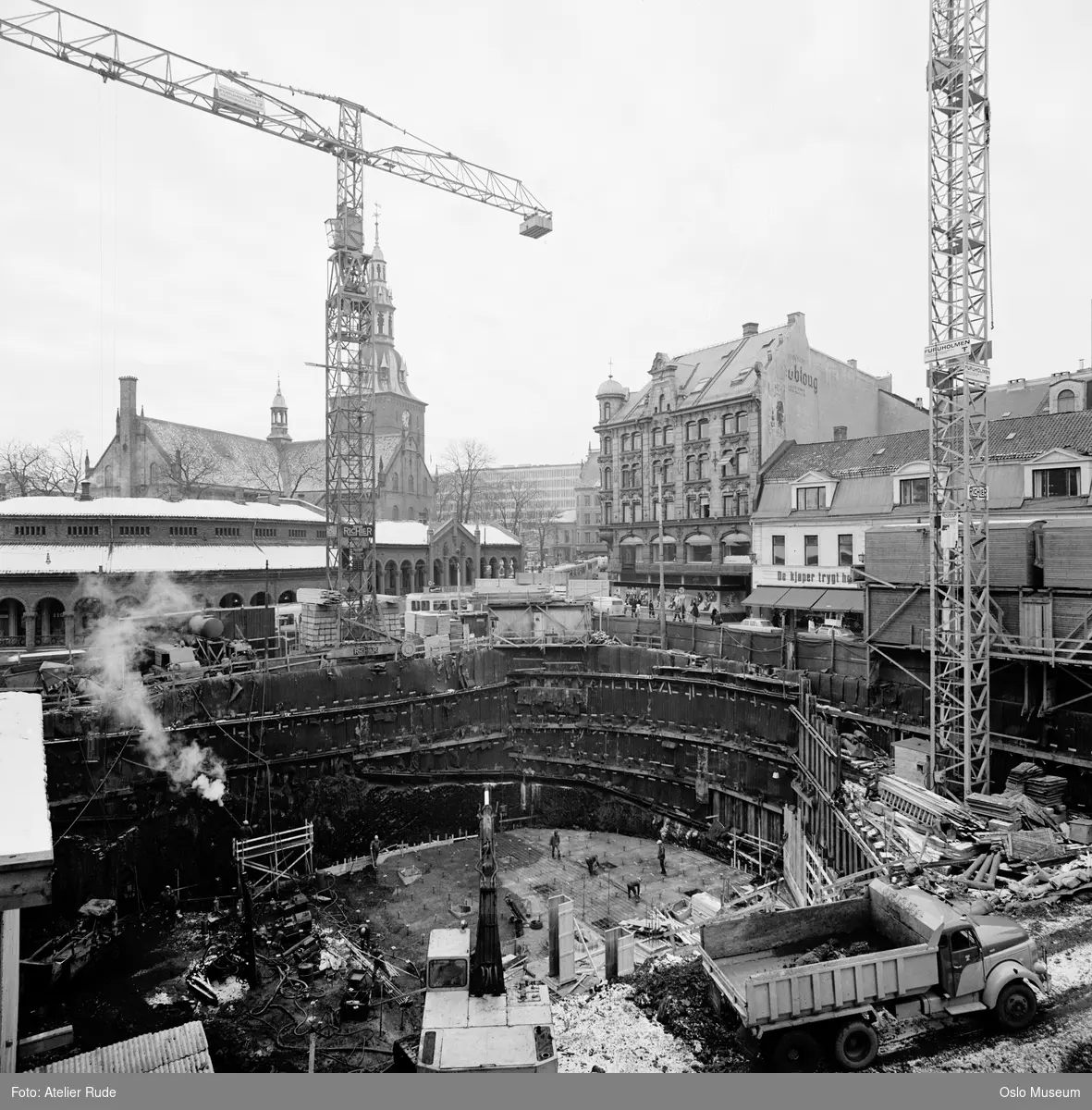 byggetomt, grunnarbeid, gravemaskin, lastebil, kraner, bygningsarbeidere, forretningsgårder, basarer, Oslo Domkirke