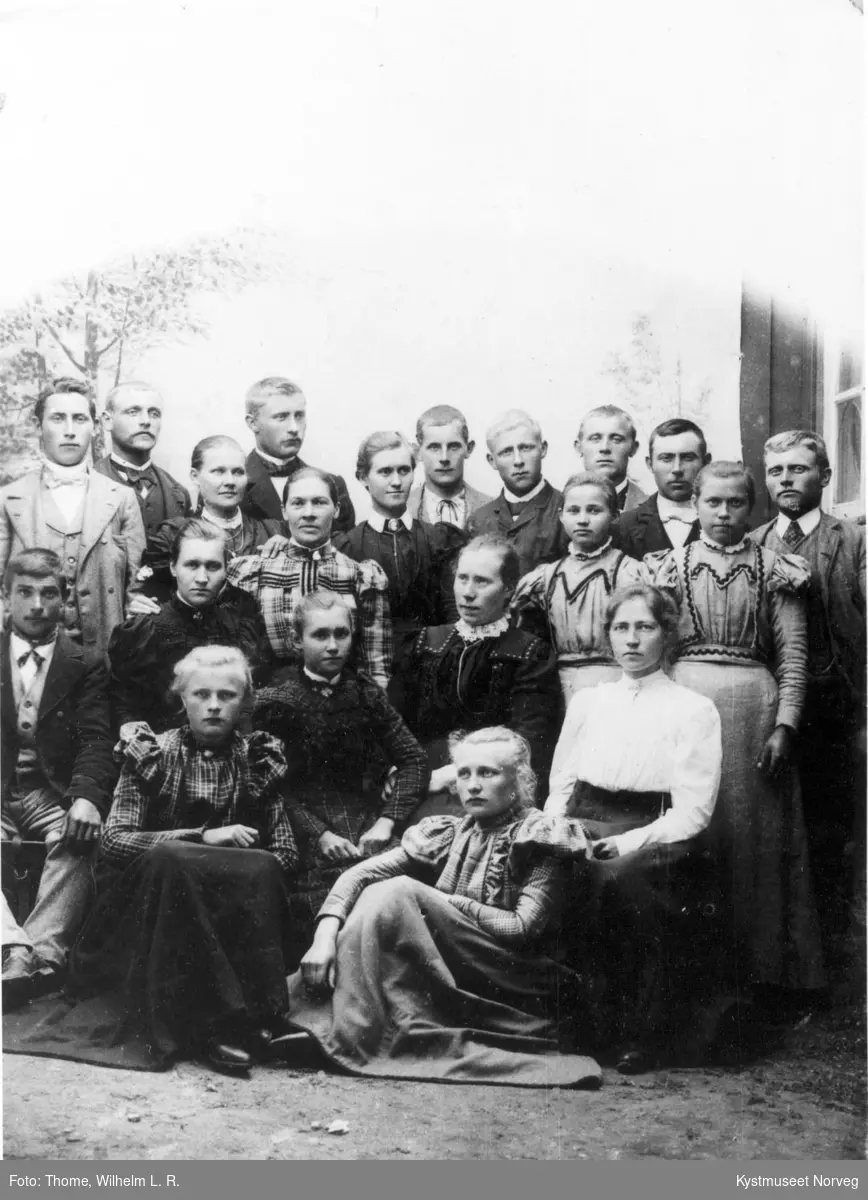 Vikna, Gustav Horseng, Iver Kirkeby-Garstad, Petter Garstad, Ragnvald Horseng, Paul Vågø, Edvard Vågø, Agnes Horseng, Bergitta Garstad, Hanna Garstad og Laura Garstad, ellers ukjente samlet på Horsenget