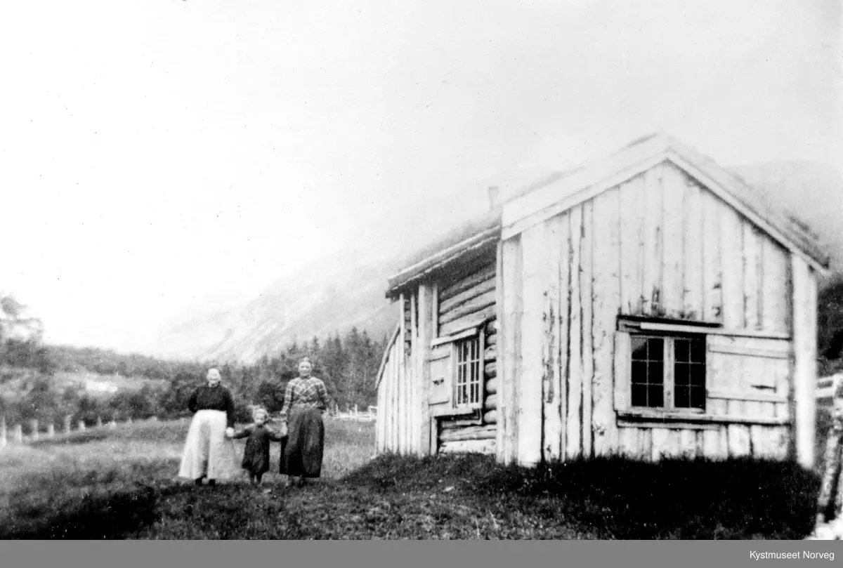 Katrine, Sanna og Ingeborg-Anna Opplandsaunet i Flatanger