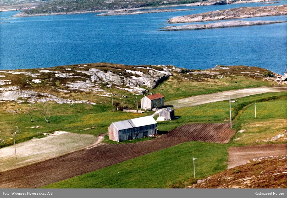 Flyfoto over småbruket og Vågøya havn i Vikna kommune