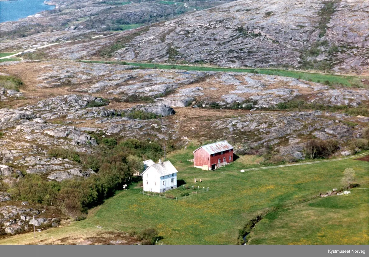 Flyfoto over gårdsbruket Staulan på Fjukstad i Vikna kommune