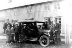 Gravvik, ukjente personer rundt den første bilen i bygda eid