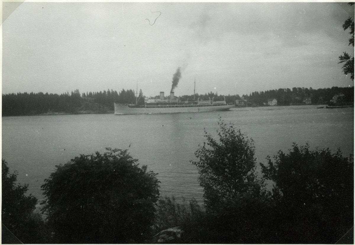 Foto 1953-08-06. Fartyget passerar Furusund, i bakgrunden Köpmanholm å Yxlan.