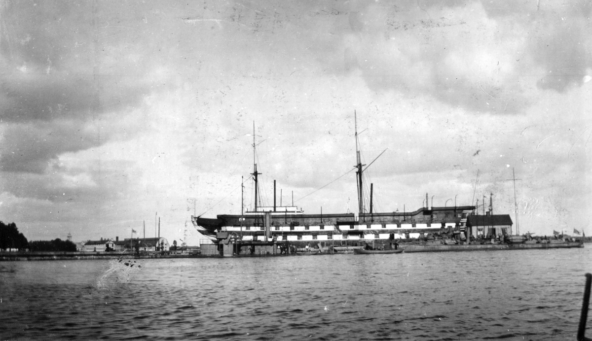 Ånglinjeskeppet "Stockholm" till ankars vid Karlskronas hamn 1914.