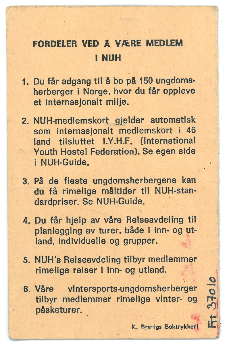 Et lite kort laget av et kraftig papir som er brettet en gang.
