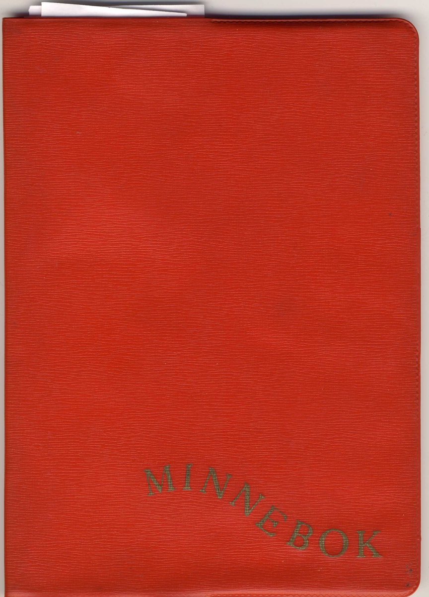 Rød minnebok med plastomslag. Innskrift i gull. På første side er det plass til bilde og informasjon om hvem boken tilhører, hviken skole vedkommende går på og år. 