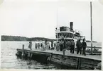 Fartyget landar vid Furusunds ångbåtsbrygga, 1949.