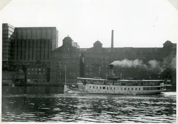 Skärgårdsångaren BILDÖSUND på Saltsjön, Stockholm. I bakgrun