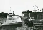 Passagerarångfartyget EXPRESS I av Vaxholm i Sandhamnsgattet 1954.